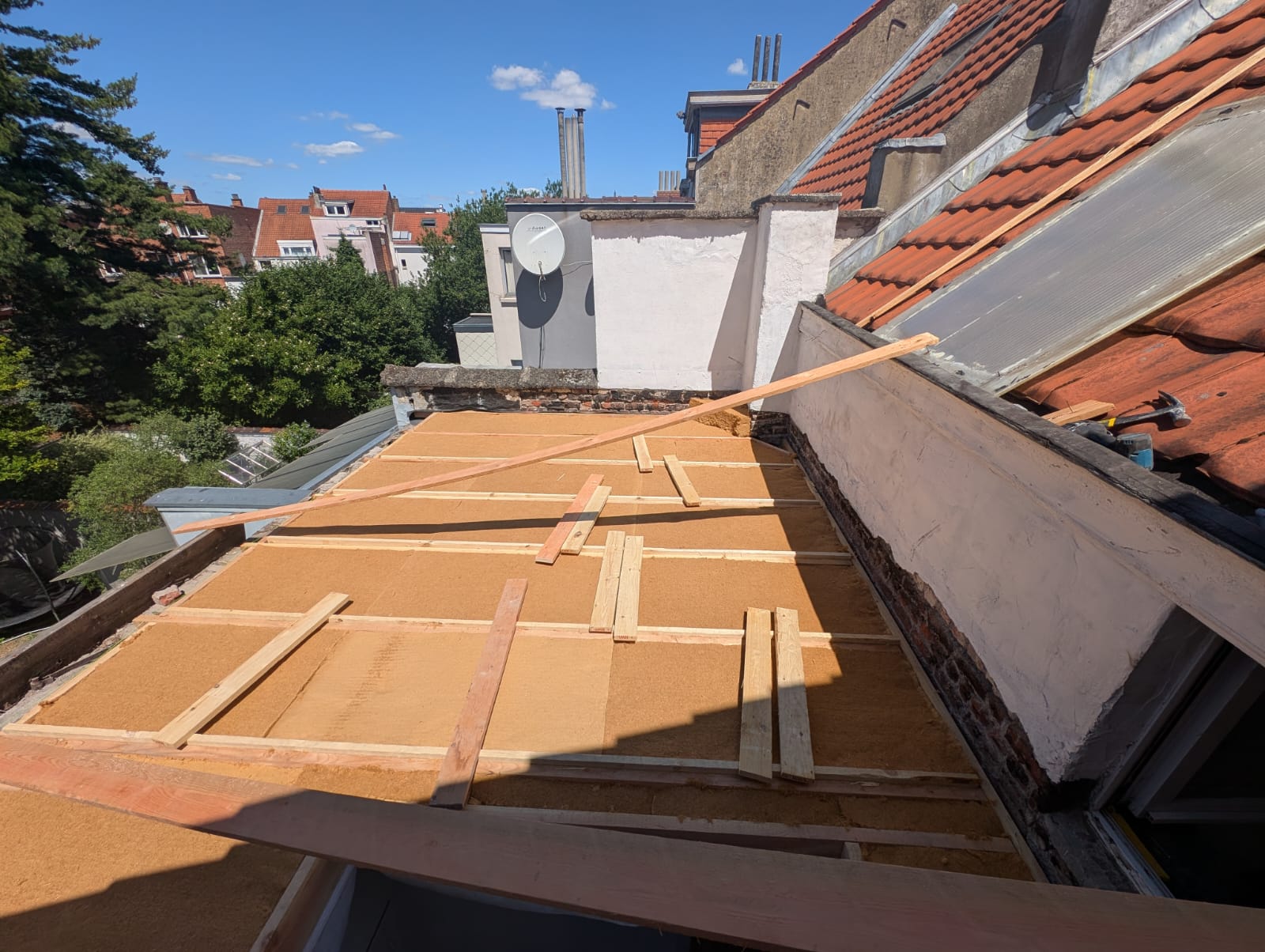 Chantier d'isolation de toiture avec des panneaux en laine de bois